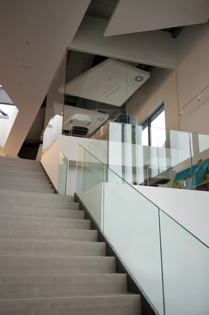 STEKLENE STOPNIŠČNE OGRAJE