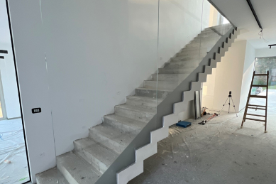 CENE STEKLENIH OGRAJ